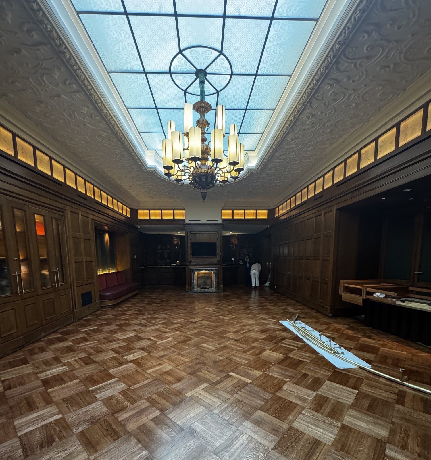 Parquet recién barnizado en el Club 27 del Hotel Palace de Madrid